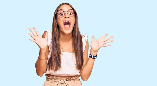 Junge Hispanische Frau Lässiger Kleidung Und Brille Feiert Verrückt Und — Stockfoto