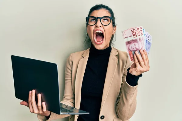 Mujer Hispana Joven Con Estilo Negocios Sosteniendo Portátil Corona Sueca — Foto de Stock