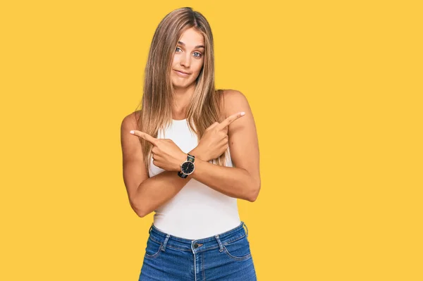 Mulher Loira Jovem Vestindo Estilo Casual Com Camisa Sem Mangas — Fotografia de Stock