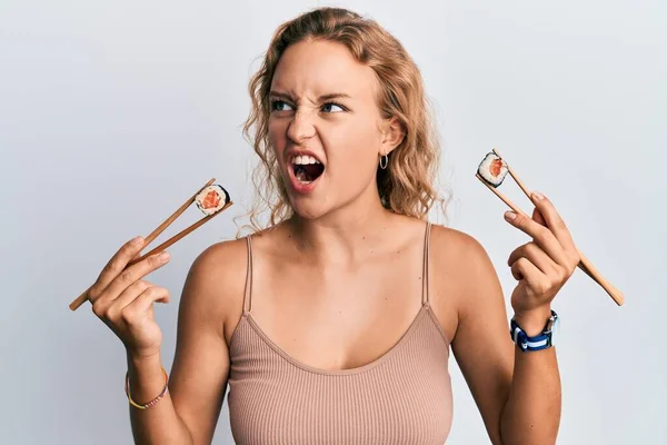 Mulher Branca Bonita Comendo Sushi Usando Pauzinhos Irritados Loucos Gritando — Fotografia de Stock