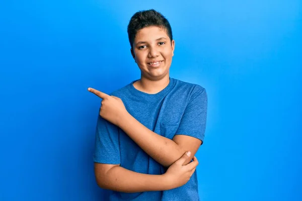 Підліток Іспаномовний Хлопець Повсякденній Синій Сорочці Усміхнений Веселий Вказує Рукою — стокове фото