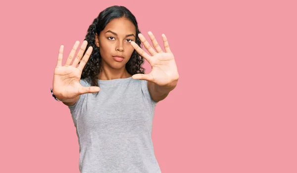 아프리카 미국인 소녀는 손바닥 손가락을 사용하여 프레임을 카메라 — 스톡 사진