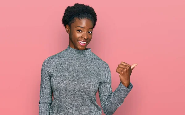 Fiatal Afro Amerikai Lány Alkalmi Ruhát Visel Mosolygós Boldog Arccal — Stock Fotó