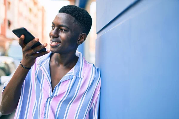 Ung Afrikansk Amerikan Man Ler Glad Tallking Smartphone Gatan Staden — Stockfoto