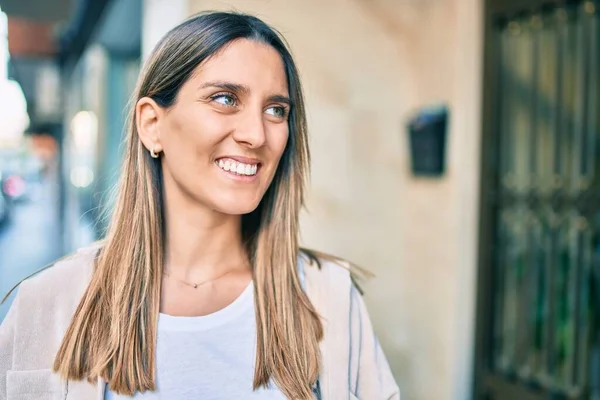 Jovem Caucasiana Sorrindo Feliz Andando Cidade — Fotografia de Stock