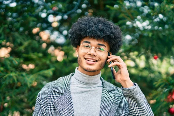Jonge Afro Amerikaanse Zakenman Glimlachend Gelukkig Praten Smartphone Het Park — Stockfoto
