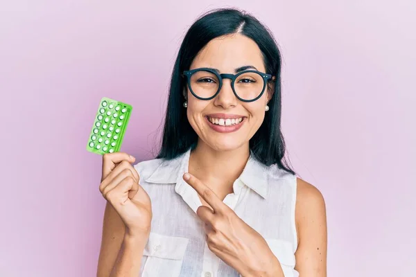 Mulher Bonita Segurando Pílulas Anticoncepcionais Sorrindo Feliz Apontando Com Mão — Fotografia de Stock