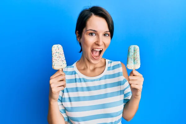 Giovane Donna Bruna Con Capelli Corti Che Tiene Due Gelati — Foto Stock