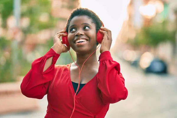 Jong Afrikaans Amerikaans Vrouw Glimlachen Gelukkig Luisteren Naar Muziek Met — Stockfoto