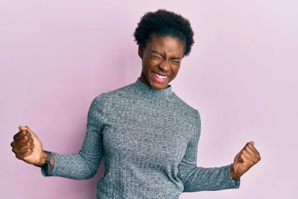 Genç Afro Amerikan Kızı Gündelik Giysiler Giyip Çok Mutlu Heyecanlı — Stok fotoğraf