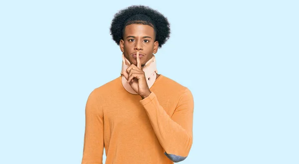 Hombre Afroamericano Pelo Afro Con Cuello Cervical Pidiendo Silencio Con —  Fotos de Stock