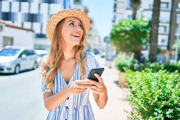 Jonge Mooie Blonde Vrouw Vakantie Met Een Zomerhoed Die Vrolijk — Stockfoto