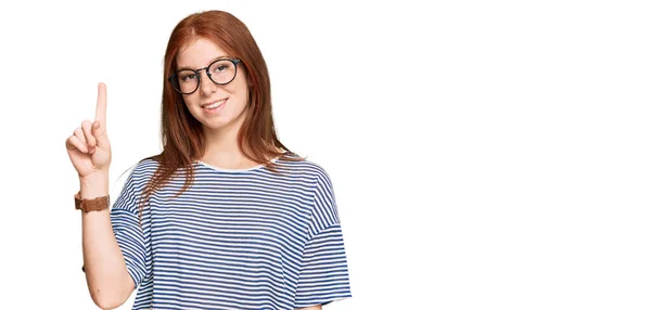 Junge Frau Lässiger Kleidung Und Brille Mit Erhobenem Zeigefinger Und — Stockfoto