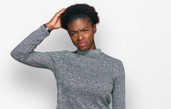Ung Afrikansk Amerikansk Flicka Bär Tillfälliga Kläder Förvirra Och Undrar — Stockfoto