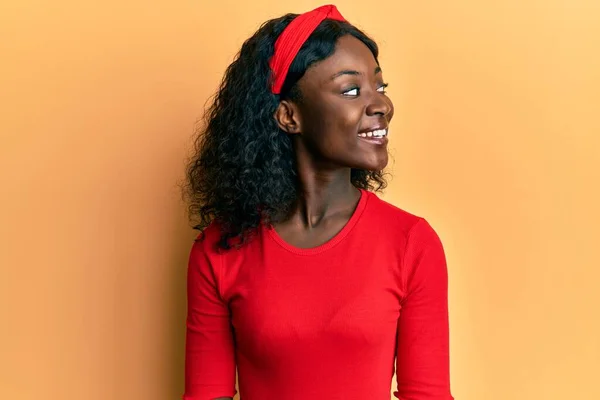 Schöne Afrikanische Junge Frau Trägt Lässige Kleidung Die Zur Seite — Stockfoto