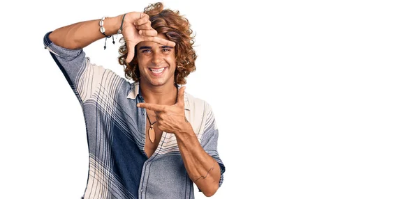 Yaz Stili Gülümseyen Spanyol Genç Adam Ellerle Mutlu Yüzle Çerçeve — Stok fotoğraf