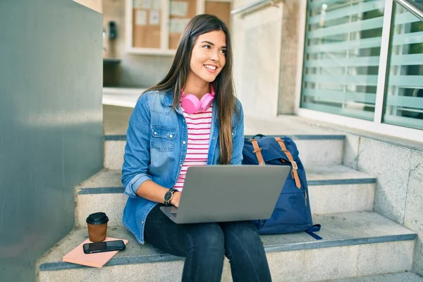 Giovane Studentessa Ispanica Sorridente Felice Utilizzando Computer Portatile Presso Università — Foto Stock