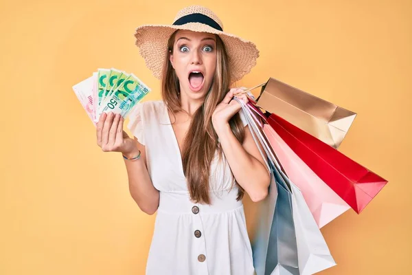 Ung Blond Flicka Håller Shoppingväskor Och Israeli Shekels Firar Galen — Stockfoto