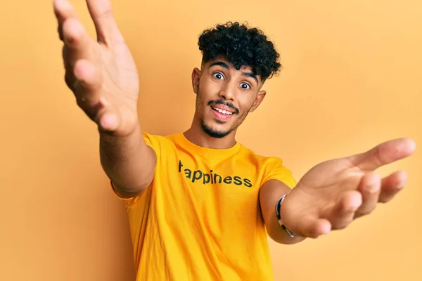 Joven Árabe Guapo Hombre Con Camiseta Con Mensaje Palabra Felicidad — Foto de Stock