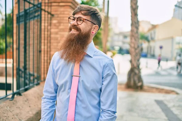 Jonge Roodharige Zakenman Met Lange Baard Glimlachend Vrolijk Wandelen Stad — Stockfoto