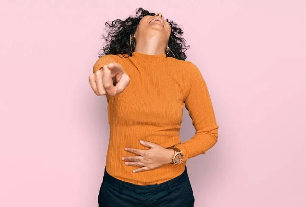 Mujer Hispana Joven Usando Ropa Casual Riéndose Señalando Con Dedo —  Fotos de Stock