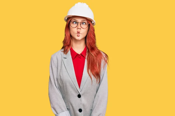 Joven Pelirroja Vestida Arquitecto Hardhat Haciendo Cara Pez Con Labios —  Fotos de Stock