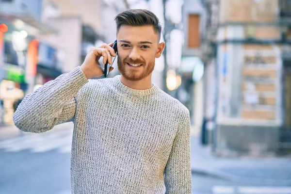 Genç Beyaz Adam Gülümsüyor Şehirdeki Akıllı Telefondan Konuşuyor — Stok fotoğraf
