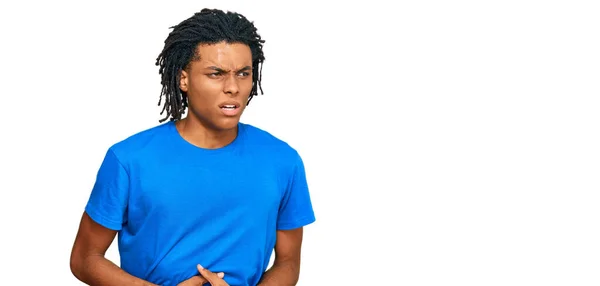 若いアフリカ系アメリカ人の男性が胃の上に手でカジュアルな服を着て吐き気 痛みを伴う病気の気分が悪い キャッシュ コンセプト — ストック写真