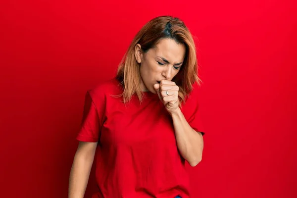 身穿休闲红色T恤的西班牙裔年轻女性感觉不适 咳嗽是感冒或支气管炎的症状 保健概念 — 图库照片