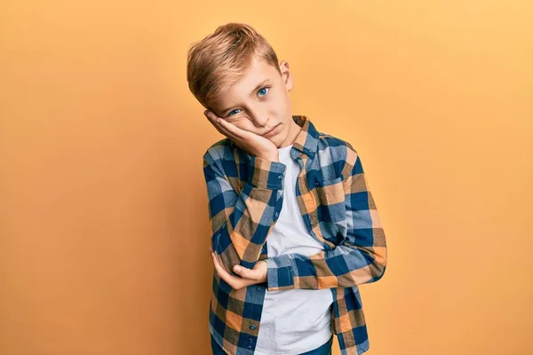 Pequeno Garoto Caucasiano Vestindo Roupas Casuais Pensando Que Parece Cansado — Fotografia de Stock