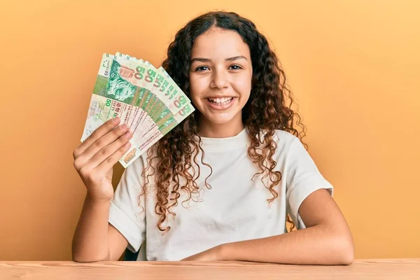 Adolescente Hispânico Menina Segurando Hong Kong Dólares Notas Olhando Positivo — Fotografia de Stock