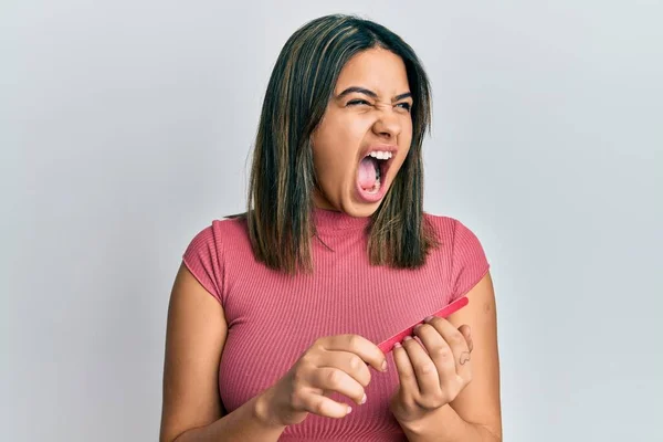 Jeune Femme Latine Utilisant Lime Clou Colère Fou Hurlant Frustré — Photo