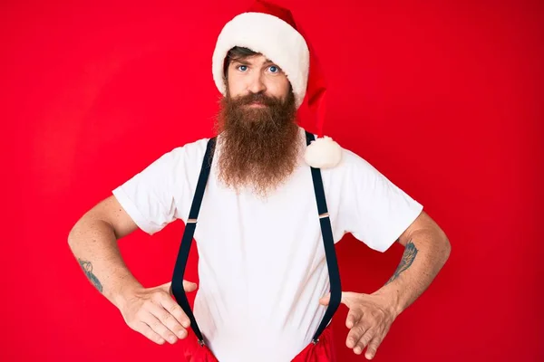 Bonito Jovem Homem Cabeça Vermelha Com Barba Longa Vestindo Traje — Fotografia de Stock