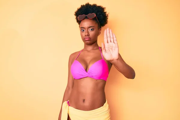 Joven Mujer Afroamericana Con Bikini Haciendo Dejar Cantar Con Palma —  Fotos de Stock