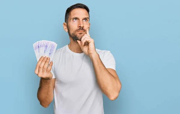 Hombre Guapo Con Barba Sosteniendo Billetes Coronas Suecas Cara Seria —  Fotos de Stock