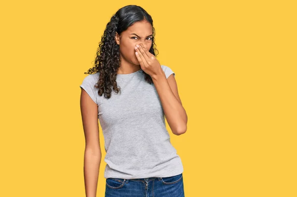 Een Jong Afrikaans Amerikaans Meisje Casual Kleding Ruikt Iets Stinkends — Stockfoto