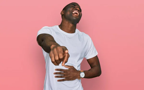 Gündelik Beyaz Tişört Giyen Genç Afro Amerikalı Adam Sana Gülüyor — Stok fotoğraf