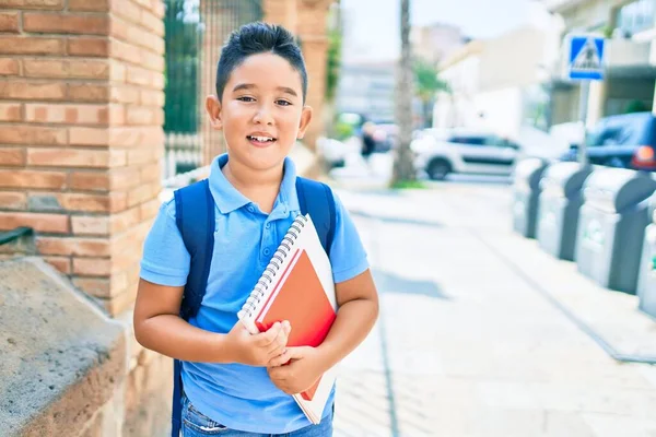 Adorable Estudiante Niño Sonriendo Feliz Celebración Libro Calle Ciudad —  Fotos de Stock