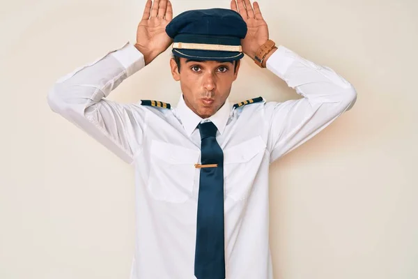 Junger Hispanischer Mann Flugzeugpilotenuniform Macht Hasenohren Geste Mit Handflächen Die — Stockfoto