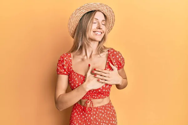 Mooie Blanke Vrouw Met Zomerhoed Lachend Met Handen Borst Ogen — Stockfoto