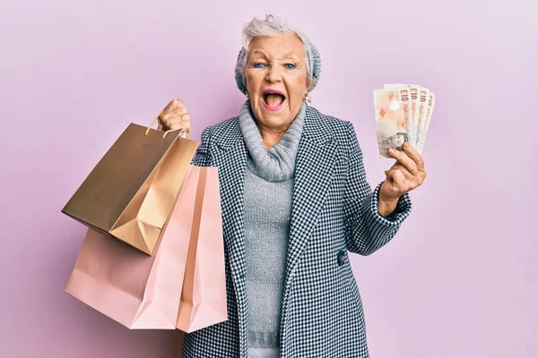 Donna Anziana Dai Capelli Grigi Che Tiene Borse Della Spesa — Foto Stock