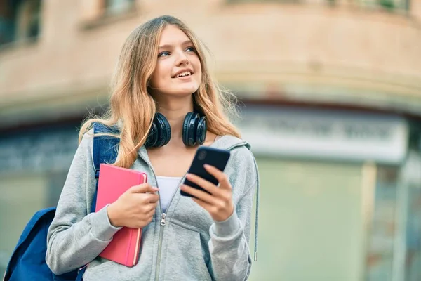 Vackra Kaukasiska Student Tonåring Ler Glad Med Smartphone Staden — Stockfoto