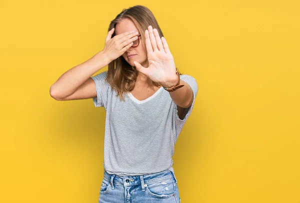 Hermosa Mujer Rubia Joven Con Ropa Casual Gafas Que Cubren —  Fotos de Stock