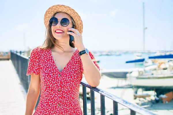 Junge Blonde Frau Urlaub Lächelt Glücklich Und Plaudert Auf Dem — Stockfoto