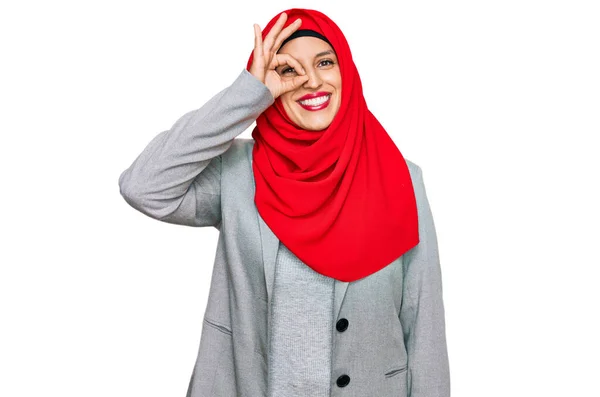 Mulher Hispânica Bonita Vestindo Tradicional Lenço Islâmico Hijab Sorrindo Feliz — Fotografia de Stock