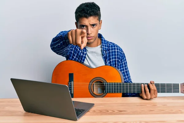 Joven Guapo Afroamericano Hombre Aprendiendo Guitarra Clásica Tutorial Línea Señalando —  Fotos de Stock