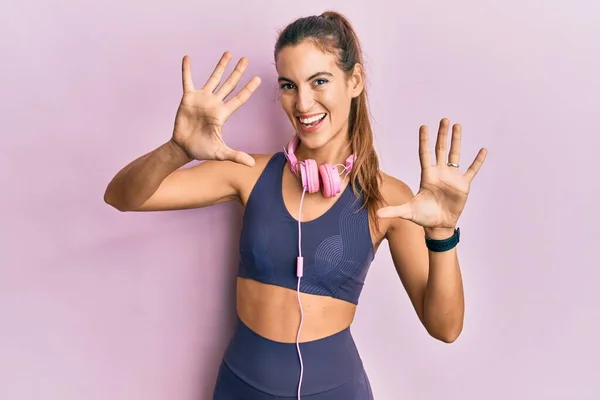 Joven Hermosa Mujer Con Ropa Gimnasio Uso Auriculares Que Muestran — Foto de Stock