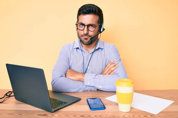 Fiatal Spanyol Férfi Aki Asztalnál Fülhallgatót Visel Call Center Irodájában — Stock Fotó