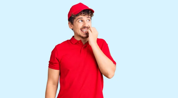 Homem Bonito Jovem Com Cabelo Encaracolado Usando Uniforme Entrega Olhando — Fotografia de Stock