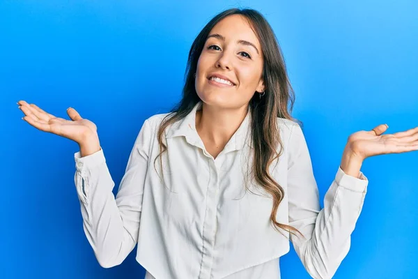 Mujer Morena Joven Con Ropa Casual Despistado Confundido Con Los —  Fotos de Stock